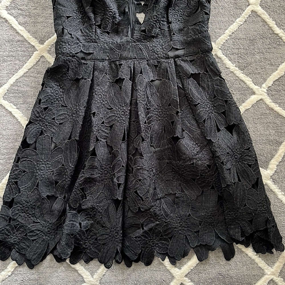 Black Flower Lace Cutout Dress - Deep V neck - Size Large - EUC 🖤